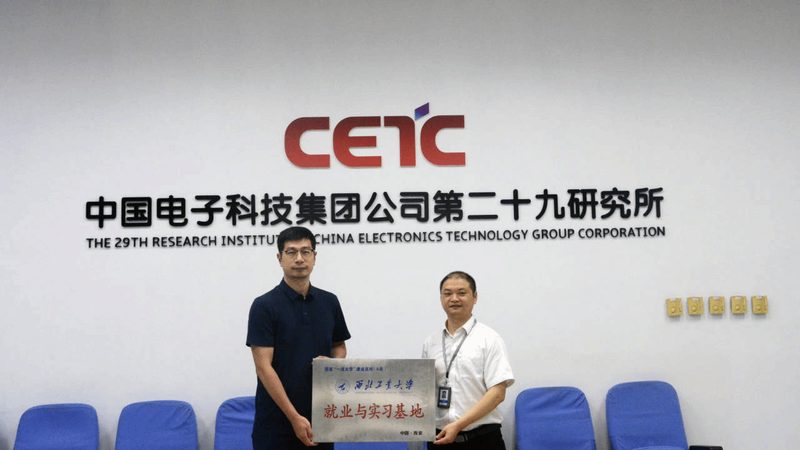 旋钮式时间继电器通过旋钮设定时间。具体操作如下：